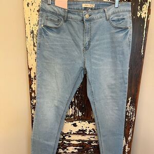 Women’s NWT Mellow Denim Los Angeles size 18 raw hem high rise skinny jeans.
